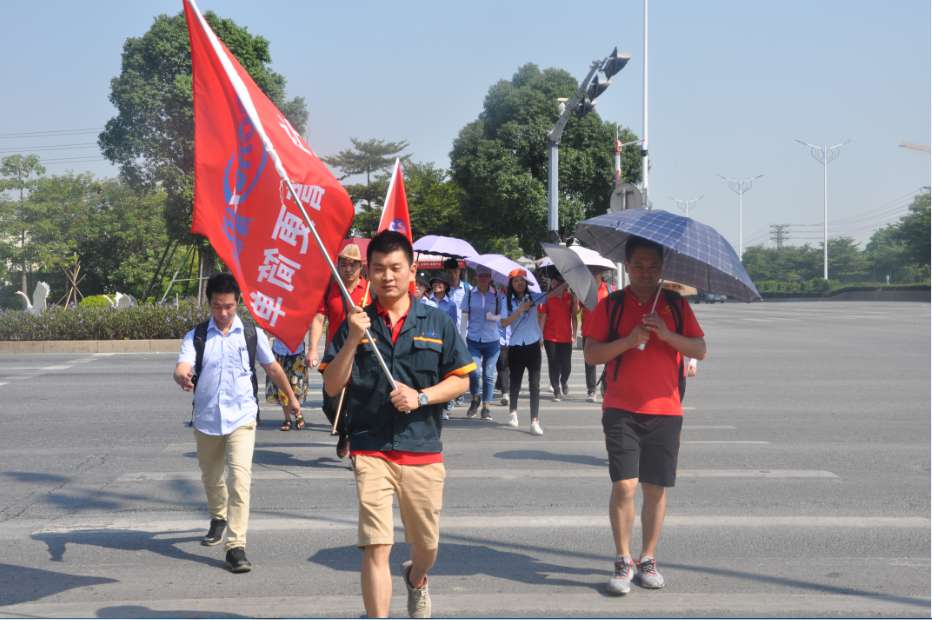 過(guò)馬路也要保持好隊(duì)形