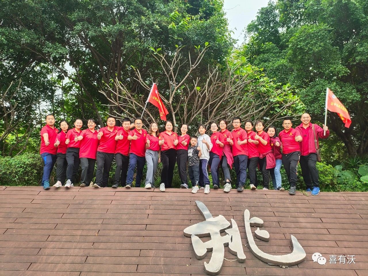 　　中途，大家補給能量的地點也是選擇觀景位置極佳的地方，開心就餐的同時還能觀景。